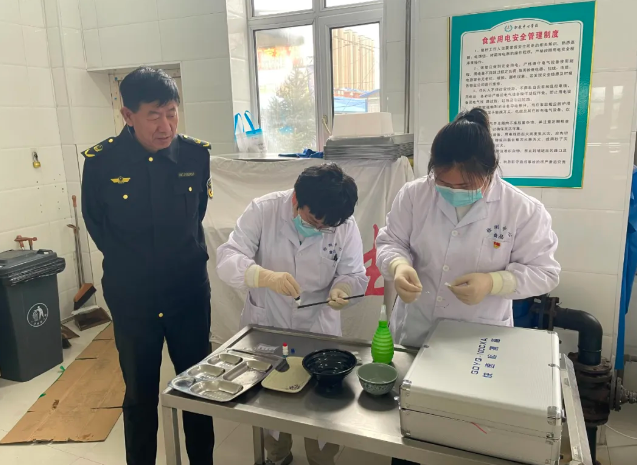 黑龙江省嫩江市市场监管局开展中小学幼儿园食堂餐饮具卫生安全专项抽检工作(图1)