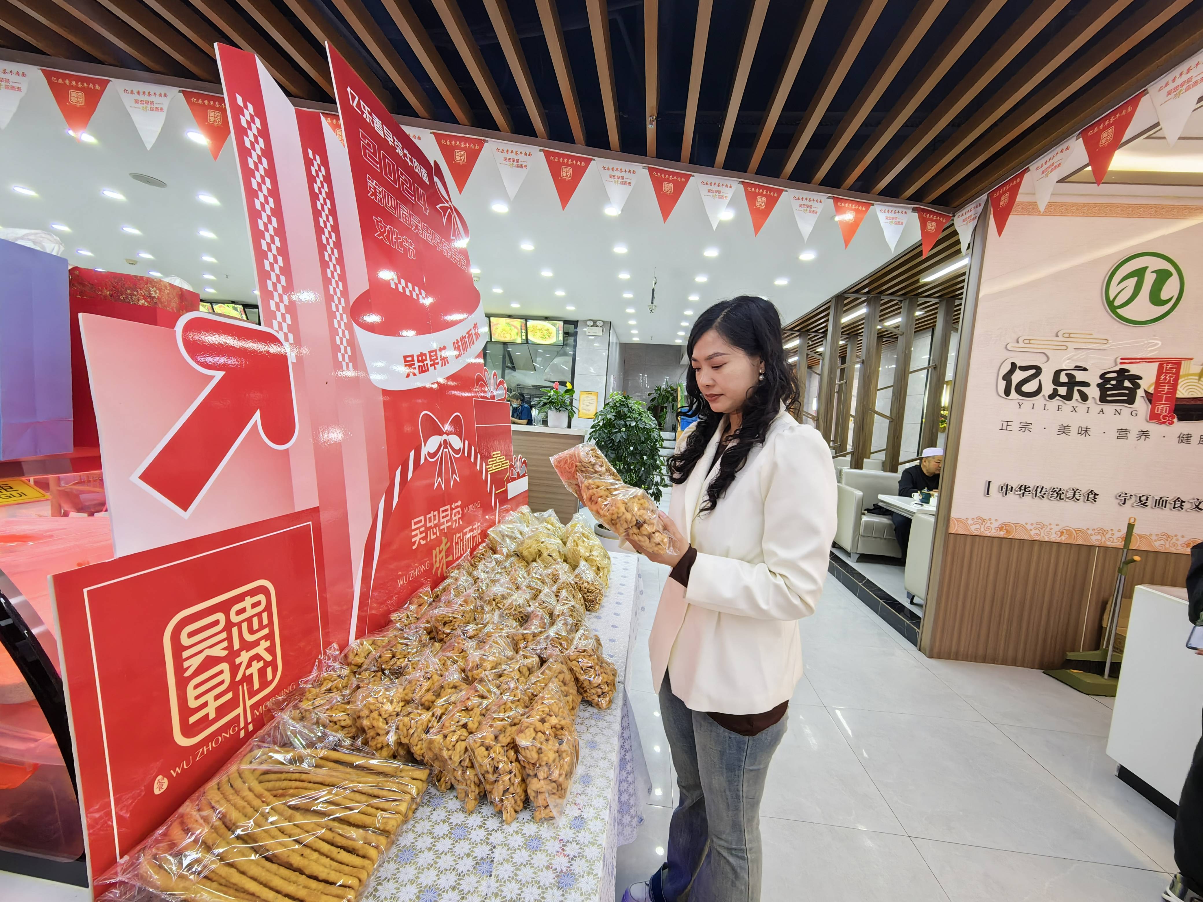 PG电子官方网站吴忠市餐饮企业花式“宠客”助力消费市场“升温”(图4)