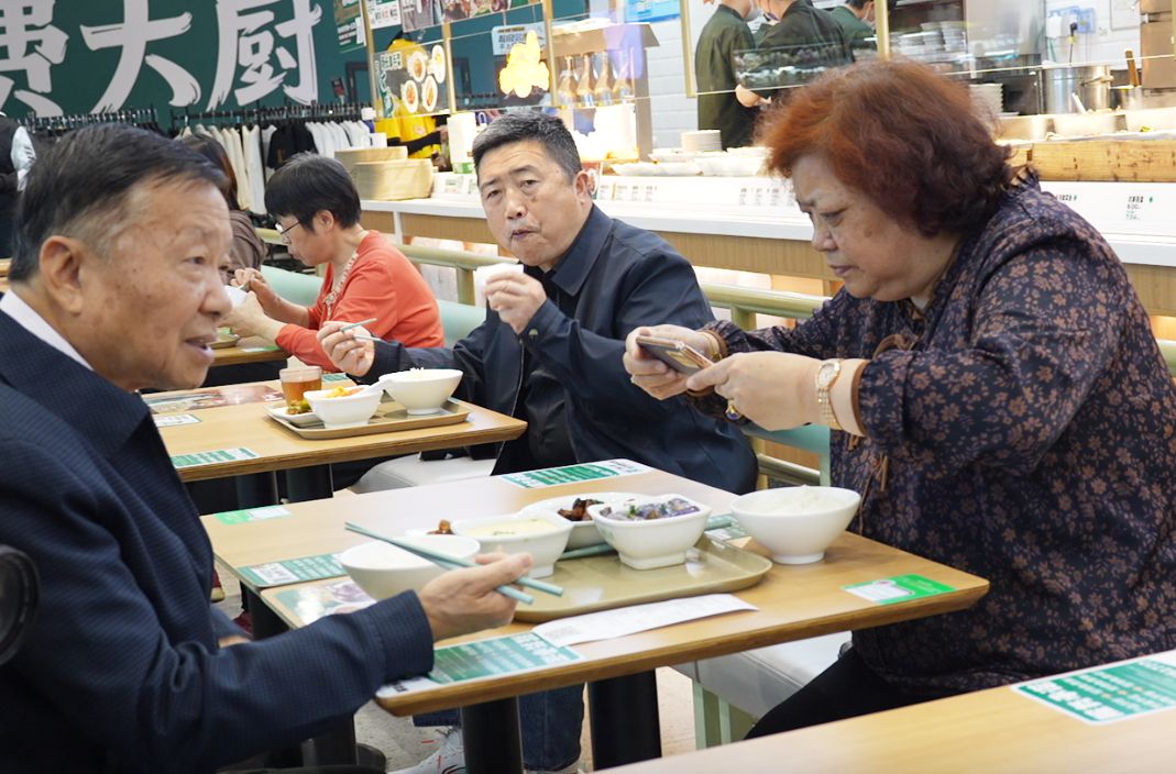 PG电子官方网站餐饮店里的“长者餐桌”上线！(图2)