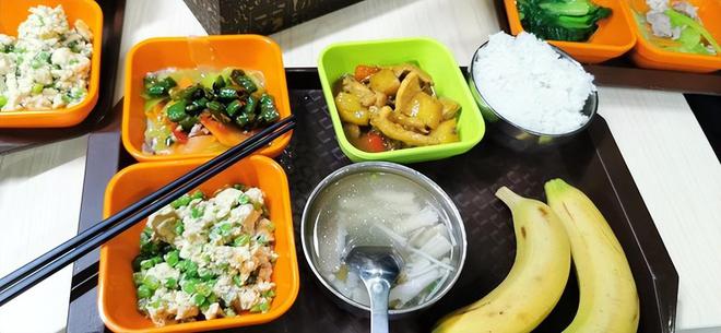 PG电子官方网站部分中小学师和学生饮食这样就能提高伙食？别太天真了！(图1)