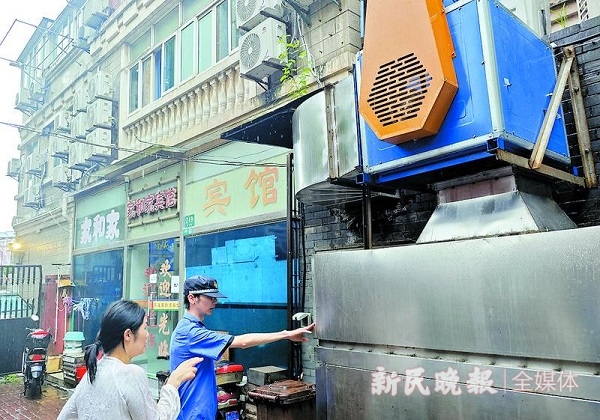 PG电子官方网站餐饮店油烟扰民 部门现场处置：更新设备 不得烧烤(图2)