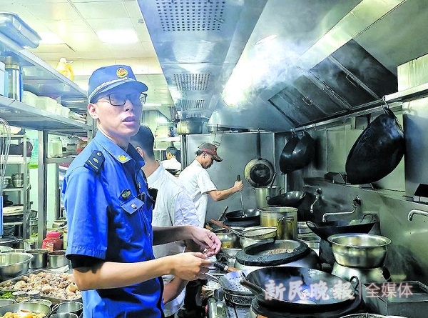 PG电子官方网站餐饮店油烟扰民 部门现场处置：更新设备 不得烧烤(图1)