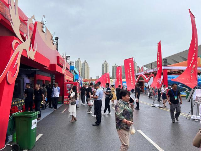 PG电子官方网站逛丝博会感受碳水盛宴——陕菜美食文化交流活动汇聚150余家餐饮企(图1)